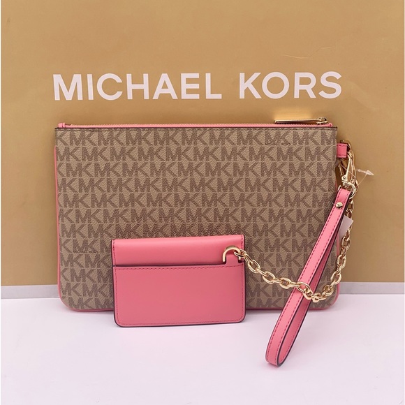 MICHAEL KORS JET SET TRAVEL LG 2 in 1
WRISTLET/WALLET AND CARD CASE - Picture 3 of 12